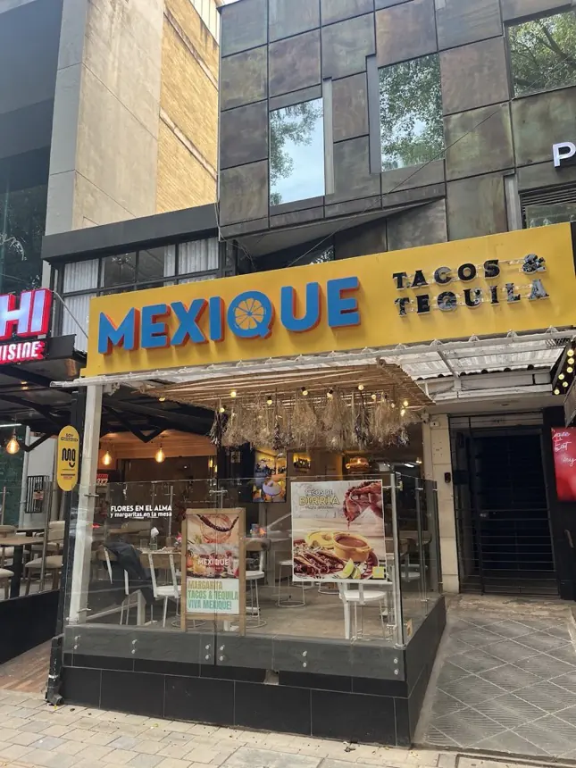 Fachada de MEXIQUE Tacos & Tequila con su aviso amarillo