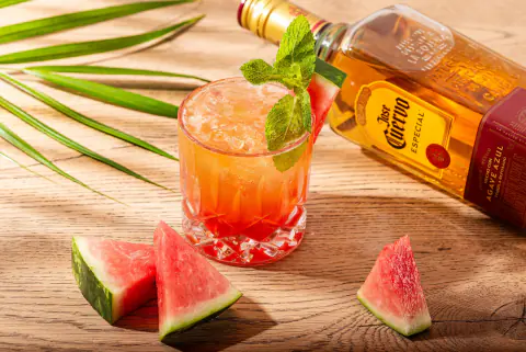 Margarita de sandía con hierbabuena