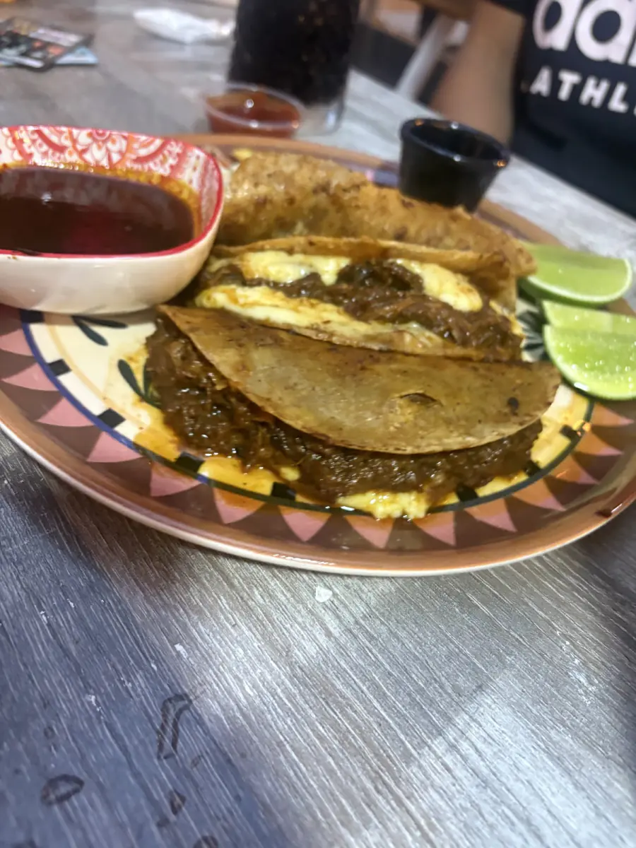 Tacos de birria dorados con queso, consomé y limón